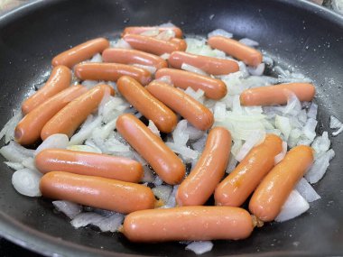 Masanın üzerinde bir tavada kızarmış yumurta.