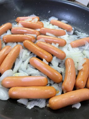 Tavada kızarmış tavuk.