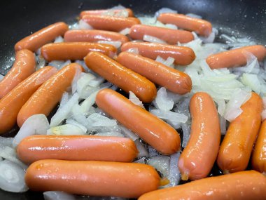 Soğanlı kızarmış sosis.