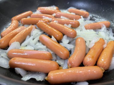 Tavada kızarmış sosis.