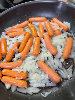 yemek pişirmek ve pişirmek - tavada havuç ve soğan yakın