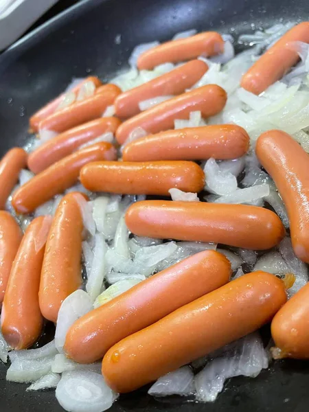 baharatlar ve soğan ile kızarmış sosis