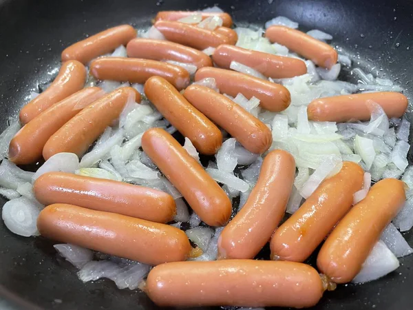 Mutfakta taze sosisli.