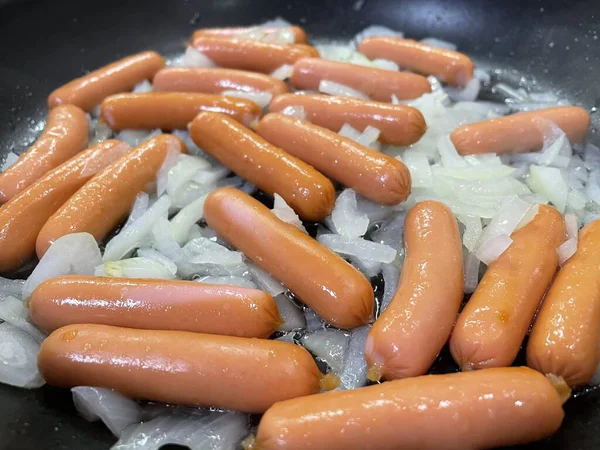 Tavada kızarmış sosis pişirmek.