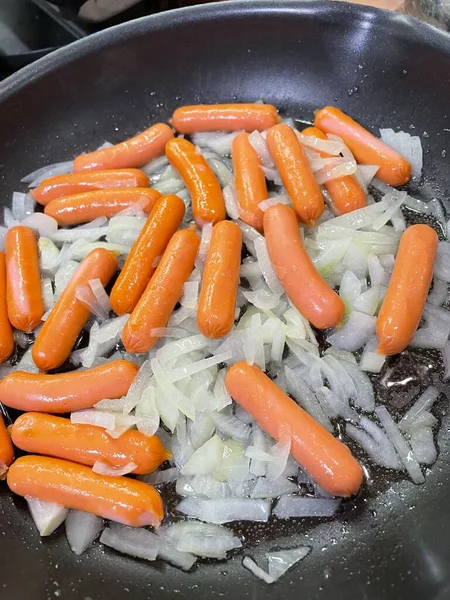 yemek pişirmek ve pişirmek - tavada havuç ve soğan yakın