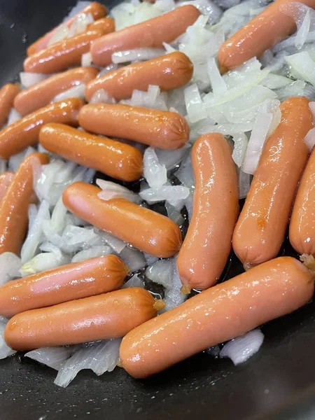 Taze sosisler ocakta.