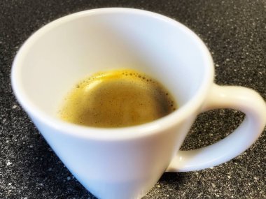 Beyaz seramik kasede espresso kahvesi.
