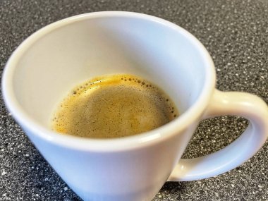 Kahve fincanı masanın üstünde.