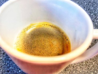 Kahve fincanı masanın üstünde.