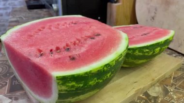 Masadaki kırmızı iştah açıcı kırmızı karpuz, taze meyve ve böğürtlen sağlık, sağlıklı yiyecek ve vitaminler için iyidir.