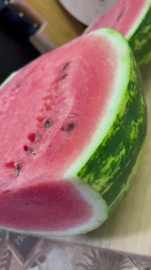 Masadaki kırmızı iştah açıcı kırmızı karpuz, taze meyve ve böğürtlen sağlık, sağlıklı yiyecek ve vitaminler için iyidir.