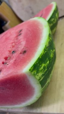 Masadaki kırmızı iştah açıcı kırmızı karpuz, taze meyve ve böğürtlen sağlık, sağlıklı yiyecek ve vitaminler için iyidir.