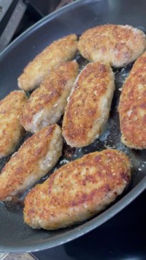 Tavuk pirzolası, tavada yağlı köfte.