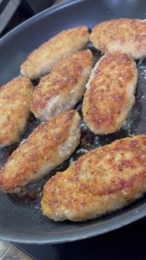 Tavuk pirzolası, tavada yağlı köfte.