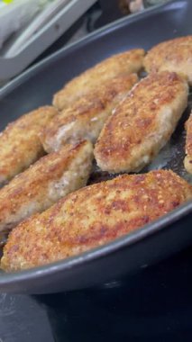 Tavuk pirzolası, tavada yağlı köfte.