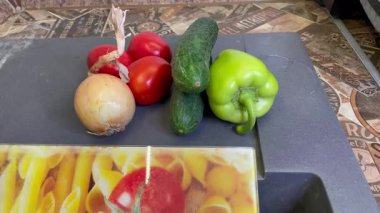 Tahta arka planda taze organik sebzeler