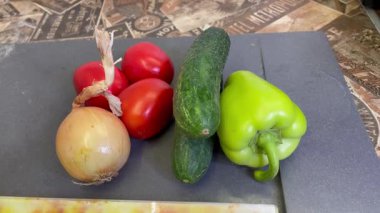 Taze sebze, domates, salatalık, biber ve soğan. 