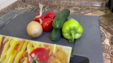 Taze sebzeler masada.