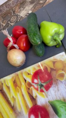 Taze domates, biber, soğan, salatalık ve diğer baharatlar.