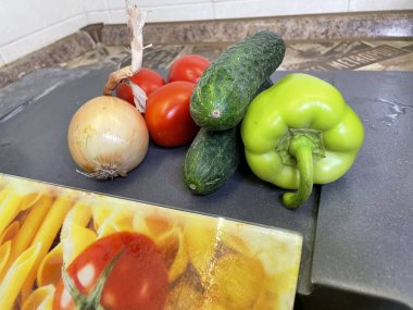 Taze sebzeler masada.