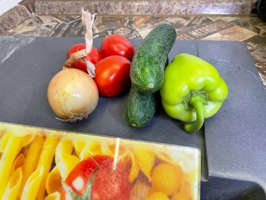 Tahta masada taze sebzeler.