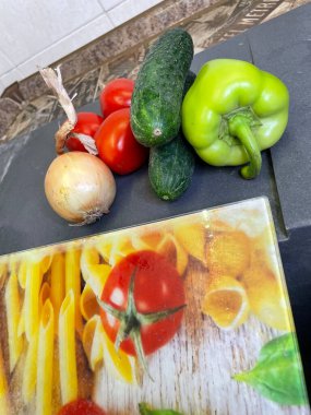 Tahta bir masada taze sebzeler.