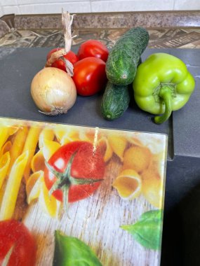 Taze sebzeler ve meyveler masada.