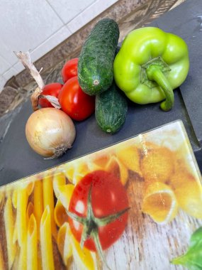 Beyaz arka planda taze sebzeler ve meyveler