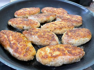 Ukrayna usulü leziz kızarmış et pirzolası. Yağlı tavada ekmek kırıntıları.