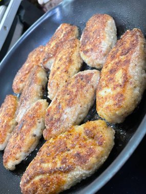 Ukrayna usulü leziz kızarmış et pirzolası. Yağlı tavada ekmek kırıntıları.