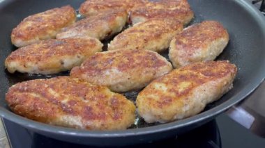 Kızarmış tavuk pirzolası, tavada baharatlı köfte.