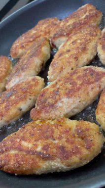 Kızarmış tavuk pirzolası, tavada baharatlı köfte.