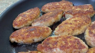 Kızarmış tavuk pirzolası, tavada baharatlı köfte.