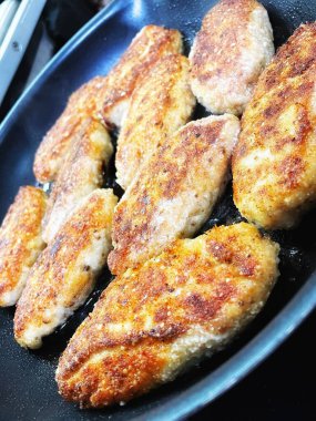 Ukrayna usulü leziz kızarmış et pirzolası, kızarmış tavada ekmek kırıntısı, yağ, tavuk, domuz eti.