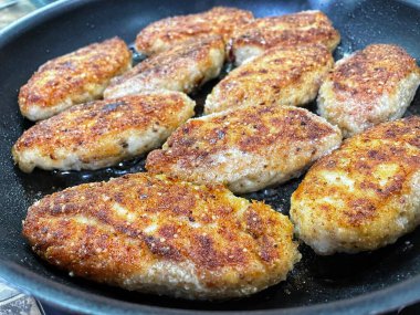 Ukrayna usulü leziz kızarmış et pirzolası, kızarmış tavada ekmek kırıntısı, yağ, tavuk, domuz eti.