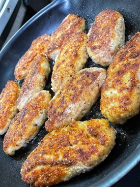 Ukrayna usulü leziz kızarmış et pirzolası, kızarmış tavada ekmek kırıntısı, yağ, tavuk, domuz eti.