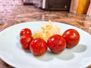 Tuzluluk: lahana turşusu ve tuzlanmış domatesleri mutfaktaki masada bir tabakta.