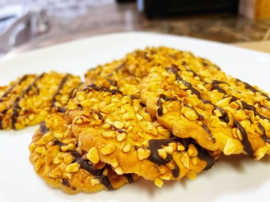 tatlı lezzetli ev yapımı kurabiyeler fındıklı ve çikolatalı beyaz tabakta