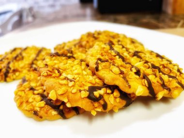 tatlı lezzetli ev yapımı kurabiyeler fındıklı ve çikolatalı beyaz tabakta