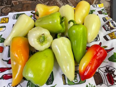 Taze olgun biberleri kapatın.