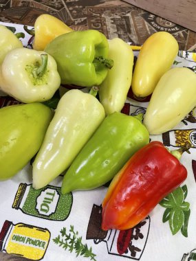 Beyaz arka planda taze sebzeler