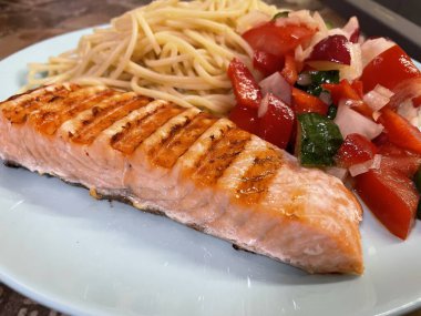 Somon ve domatesli spagetti.