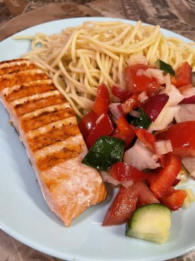 somon ve sebzeli makarna