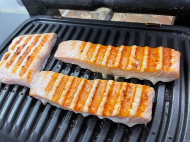 Izgarada ızgara somon.