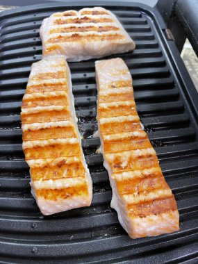 Izgarada ızgara somon.