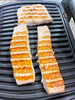 Izgarada somon ve ızgara biftek.