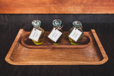 Masaj yağı Bali tropikal Spa ahşap plaka üzerinde kümesi. Gevşeme, meditasyon ve ilham için