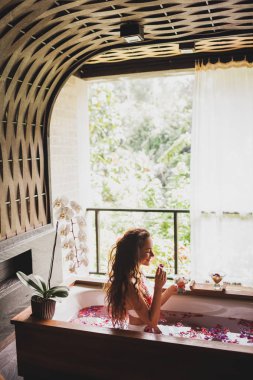 Çiçek Bath Spa'daki taze meyve salatası yemek kadın. Zevk ve rahatlama tatilleri