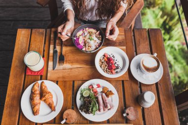 Kaşık tutan ve Kahvaltı, kadın el görüntülemek yukarıdan