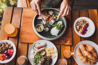 Çatal ve bıçak tutarak ve Kahvaltı, kadın el görüntülemek yukarıdan